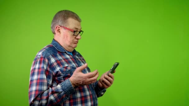 Ein Älterer Mann Legerer Kleidung Spricht Mit Einer Webcam Telefon — Stockvideo