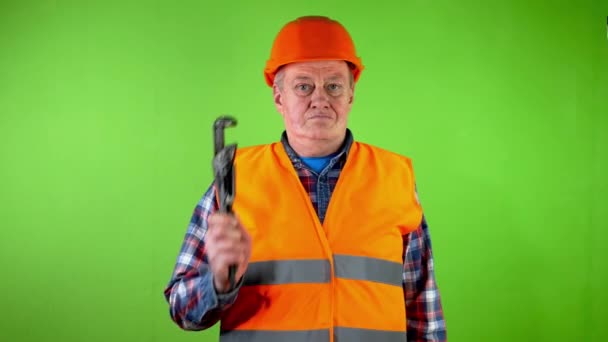 Oude Loodgieter Met Verstelbare Moersleutel Toilet Zuiger Pochen Zijn Werk — Stockvideo