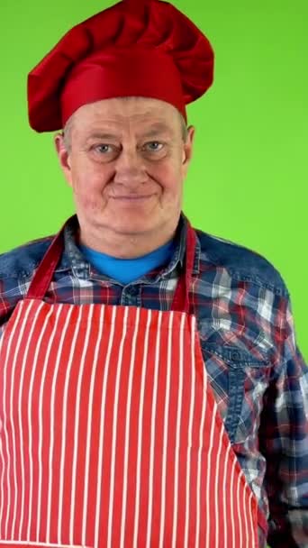 Funny Cuisinier Senior Dans Tablier Tenir Ketchup Bouteilles Moutarde Aime — Video