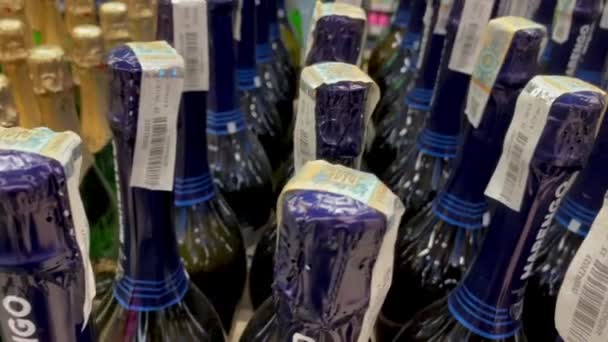 Kiev Oekraïne Januari 2024 Sprankelende Wijnflessen Marengo Brut Champagne Wijnafdeling — Stockvideo