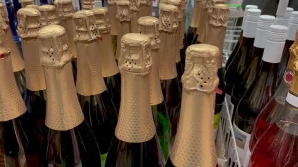 Kiev Ukraina Januari 2024 Mousserande Vin Flaskor Pregolino Fragola Bianco — Stockvideo