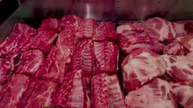 Süpermarketin buzdolabında satılık taze taze et seçimi. Kuzu eti, domuz eti ve sığır eti kasapta satılır..