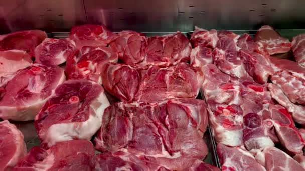 販売のためのスーパーマーケットの冷蔵庫の新鮮な生肉の大きい選択 牛肉をディスプレイケースのバッチャー部門で販売しています — ストック動画