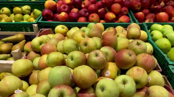 乌克兰基辅 2024年1月29日 作为健康生活方式在超市杂货店的塑料盒中出售的新鲜苹果 农民市场上大量选择季节性水果 — 图库视频影像