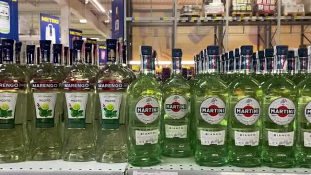 キエフ ウクライナ 2024 ボトル マルティーニ ビアンコマス アルコール デパート メトロ スーパーマーケット — ストック動画