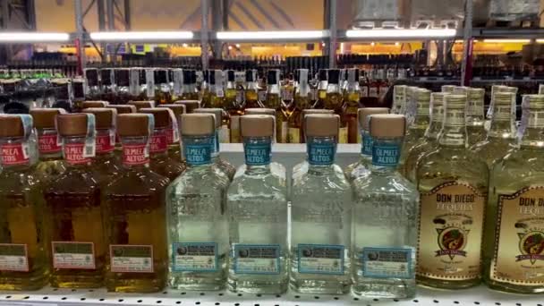 Kiev Ucrania Febrero 2024 Tequila Mexicano Don Diego Oro Departamento — Vídeo de stock