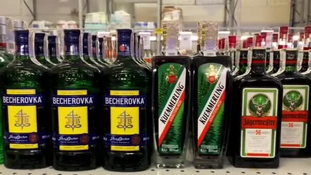 Kiev Ucrânia Fevereiro 2024 Diferentes Tinturas Ervas Alcoólicas Departamento Bebidas — Vídeo de Stock