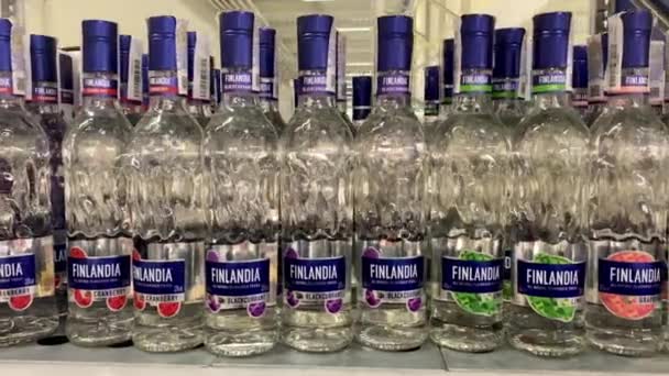Kiev Ucrânia Fevereiro 2024 Garrafas Marca Original Finlandia Vodka Luxo — Vídeo de Stock