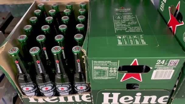 Κίεβο Ουκρανία Φεβρουαρίου 2024 Heineken Μάρκα Μπύρας Στοιβάζονται Γυάλινα Μπουκάλια — Αρχείο Βίντεο