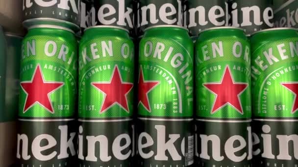 Kiew Ukraine Februar 2024 Biermarke Heineken Gestapelt Blechdosen Regal Eines — Stockvideo