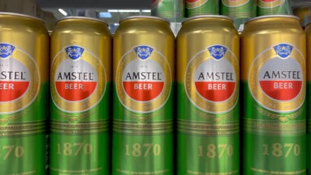 Kiew Ukraine Februar 2024 Amstel Biermarke Gestapelt Blechdosen Regal Supermarkt — Stockvideo