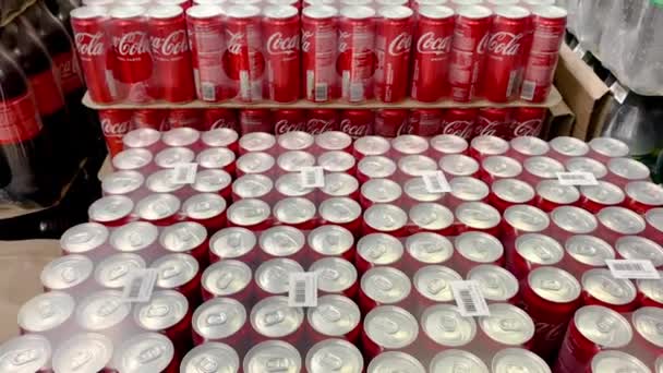 Kiev Ucrania Febrero 2024 Classic Coca Cola Elegantes Latas Aluminio — Vídeo de stock