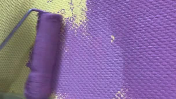 Mano Con Las Paredes Pintura Rodillo Pintura Color Lila Púrpura — Vídeo de stock