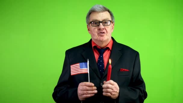 Pria Senior Berbicara Pidato Peringatan Dengan Lilin Terbakar Dan Bendera — Stok Video