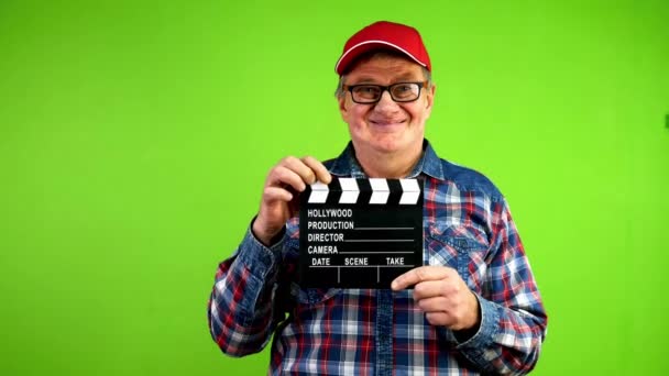 Amusant Sympathique Homme Âgé Applaudit Clapperboard Pendant Production Film Mature — Video