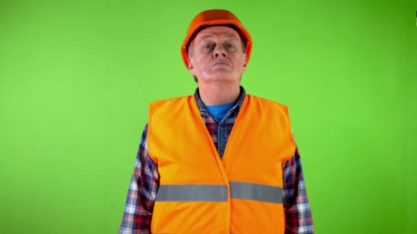 Senior Builder Weiß Keine Antwort Und Zuckt Mit Den Schultern — Stockvideo
