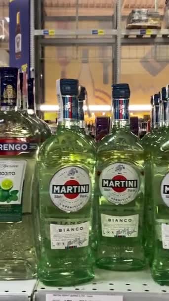 乌克兰基辅 2024年2月2日 Bottles Martini Bianco Vermouth在酒水部门大都会超市出售 著名品牌的意大利白色香味葡萄酒从都灵的商店货架上 垂直方向 — 图库视频影像
