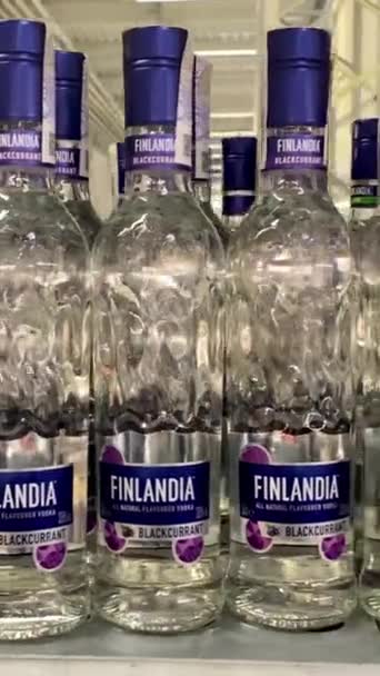 Kiev Ucrania Febrero 2024 Botellas Marca Original Finlandia Vodka Lujo — Vídeo de stock