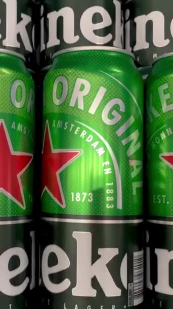 Kiew Ukraine Februar 2024 Biermarke Heineken Gestapelt Blechdosen Regal Eines — Stockvideo