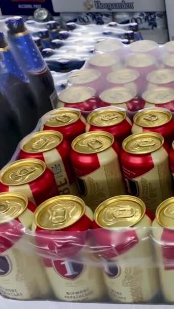 Kyjev Ukrajina Února 2024 Pivo Místního Výrobce Značek Plechovkách Supermarketu — Stock video