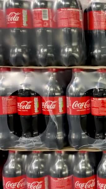 乌克兰基辅 2024年2月2日 可口可乐装在塑料包装的塑料瓶中 成排地堆放在商店里出售 可口可乐是碳酸饮料 有选择的重点 集中精神垂直方向 — 图库视频影像