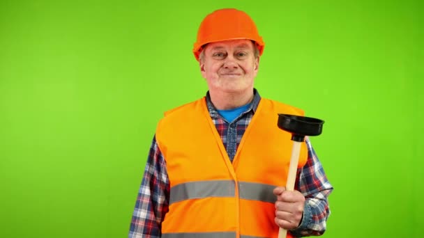 Senior Lächelnd Klempner Uniform Zeigt Seinen Werkzeugkolben Wählen Sie Mich — Stockvideo