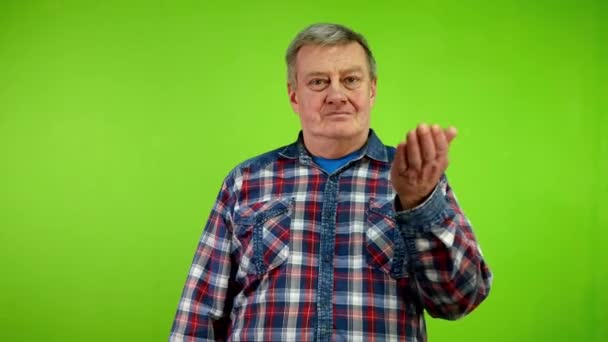 Seniorchef Streckt Seine Leere Handfläche Für Werbung Aus Und Zeigt — Stockvideo