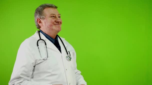 Gościnny Przyjazny Lekarz Zrobić Powitalny Gest Jego Rąk Pacjenta Dojrzały — Wideo stockowe