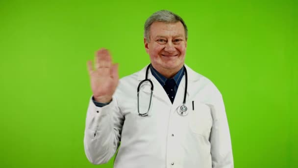 Amigável Médico Sênior Ondas Palma Para Saudação Sinal Despedida Médico — Vídeo de Stock