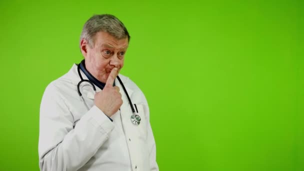 의사는 이마를 누르고 간단한 해결책을 엄지손가락을 보여준다고 생각합니다 성숙한 의사는 — 비디오