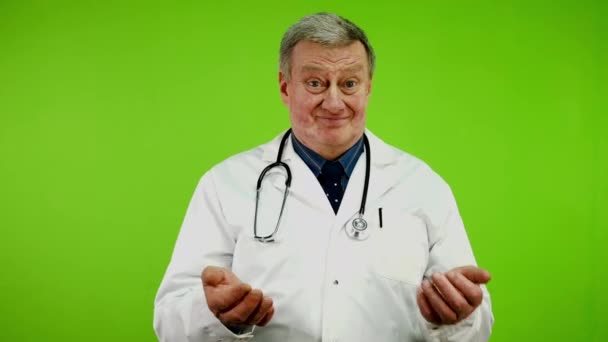 Överläkare Pekar Sig Själv Och Tittar Till Kameran Visar Tummen — Stockvideo