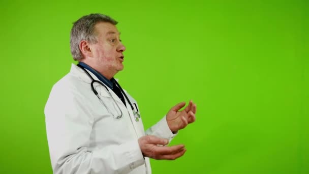 Starszy Lekarz Białym Fartuchu Prowadzi Konsultacje Lub Prezentuje Wiadomości Medyczne — Wideo stockowe