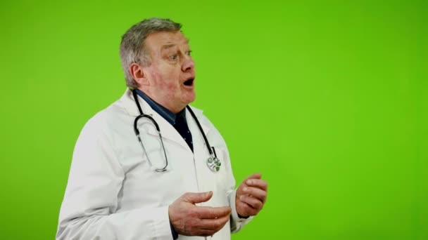 Starszy Lekarz Słucha Chorych Skarg Udziela Porad Dotyczących Leczenia Uważny — Wideo stockowe