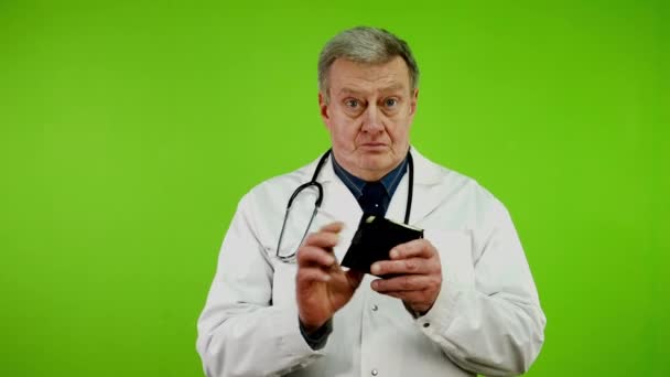 Médico Sénior Casaco Branco Mostrar Carteira Cheia Dinheiro Mostra Escolher — Vídeo de Stock