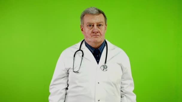 Starší Lékař Bílém Plášti Sportuje Cvičí Činkami Starší Medik Obhajuje — Stock video