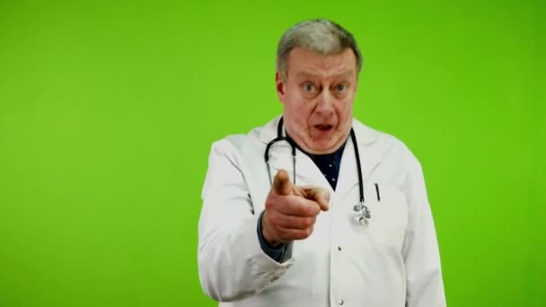 Wściekły Starszy Lekarz Białym Płaszczu Macha Rękami Krzyczy Głośno Przeklina — Wideo stockowe