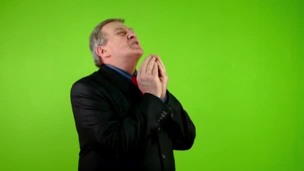 Kıdemli Işadamı Kollarını Kaldırıp Avuç Içlerini Katlayarak Dua Eder Olgun — Stok video