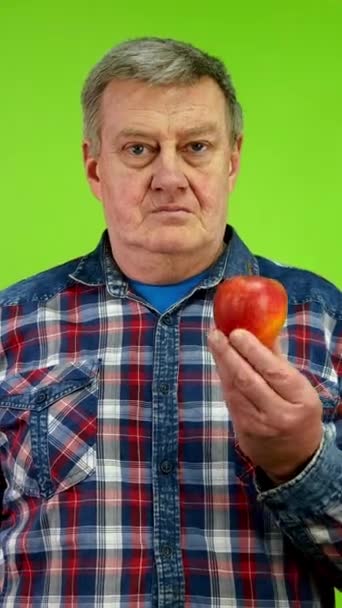 Homme Âgé Positif Montre Pomme Mûre Pouces Vers Haut Affirmant — Video