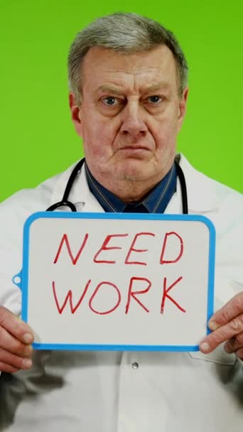 Starszy Lekarz Białym Płaszczu Trzyma Rękach Napis Wymaga Pracy Dojrzały — Wideo stockowe