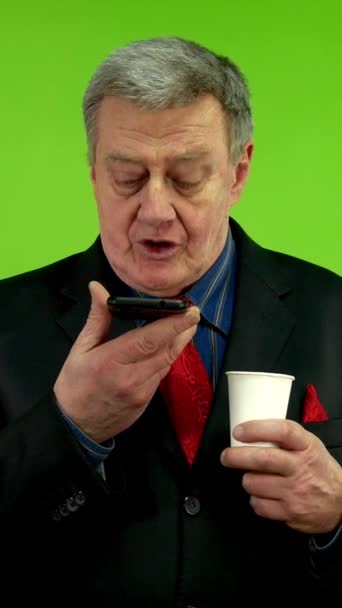 Uomo Anziano Giacca Cravatta Che Beve Caffe Registra Messaggi Vocali — Video Stock
