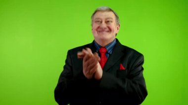 Kıdemli işadamı alkışlıyor ve hayranlığını dile getiriyor. Olgun bir çalışan saygı ve takdir gösterir ya da bir şey için birini tebrik eder. Yeşil ekran, krom anahtar.