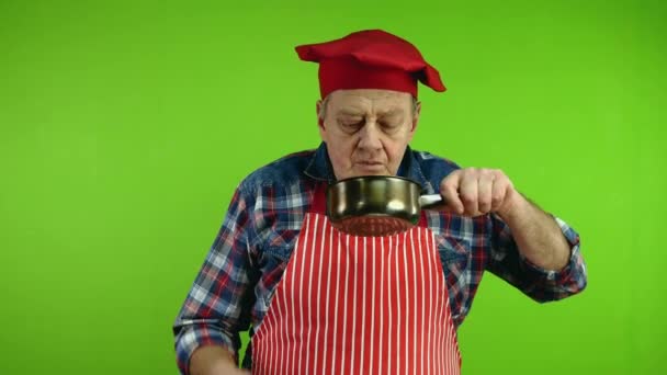 Senior Gourmetkoch Riecht Essen Aroma Von Eintopf Genießen Den Geruch — Stockvideo