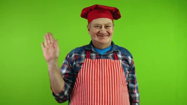 Vriendelijke Senior Chef Rode Schort Golven Palm Voor Begroeting Afscheid — Stockvideo