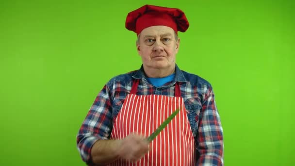 Szef Kuchni Czerwonym Fartuchu Nożu Patrzący Kamerę Krzyżujący Ramiona Nad — Wideo stockowe