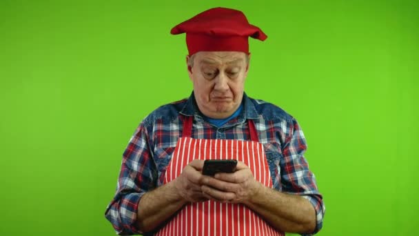 Chef Sênior Com Dedos Mensagem Texto Rápido Conversando Seu Smartphone — Vídeo de Stock