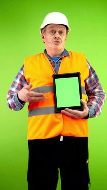 Costruttore Senior Giubbotto Casco Che Mostra Tablet Con Display Pubblicitario — Video Stock