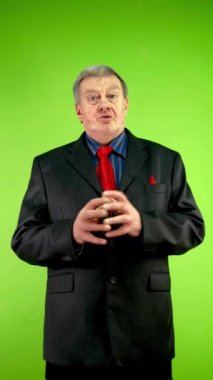 Haber sunan kıdemli gazeteci, konuşmacı ya da iş adamı. Olgun konuşmacı sosyal ağlarda haber, sunum ya da blog yazar. Yeşil ekran. Krom anahtar.