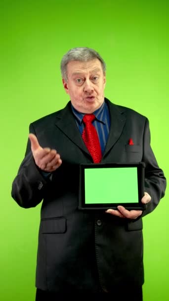 Homem Sênior Usando Tablet Com Tela Verde Para Apresentar Seu — Vídeo de Stock