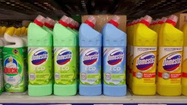Kyiv, Ukrayna, 8 Şubat 2024, Market raflarındaki çamaşır suyu ve temizlik ürünleri satışa sunuldu. Süpermarket departmanında çeşitli ev kimyasalları bölümü..