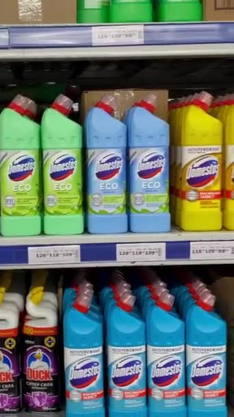乌克兰基辅 2024年2月8日 不同的清洁和漂白剂产品在市场货架上出售 大型超级市场家庭部的各种家用化学品司 垂直方向 — 图库视频影像